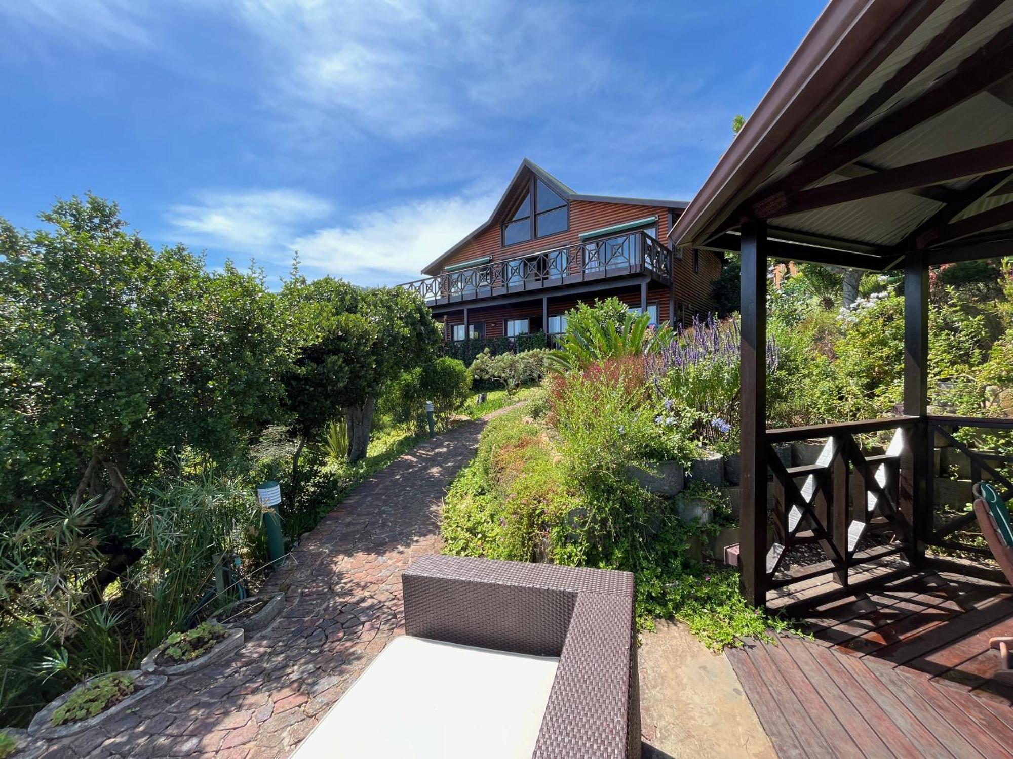 Peaceful Guest With Balcony Views And Garden Setting *
